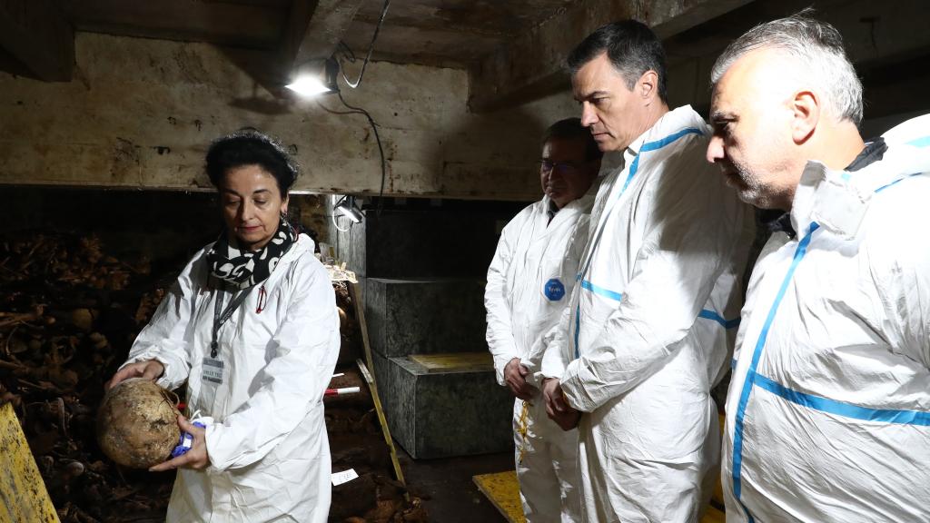 El presidente del Gobierno, Pedro Sánchez, y el ministro de Memoria Democrática, Ángel Víctor Torres, durante su visita al laboratorio forense del Valle de los Caídos.