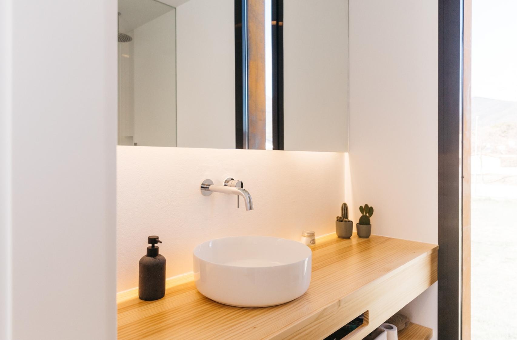 Zona del baño de la casa prefabricada de Tini Living.