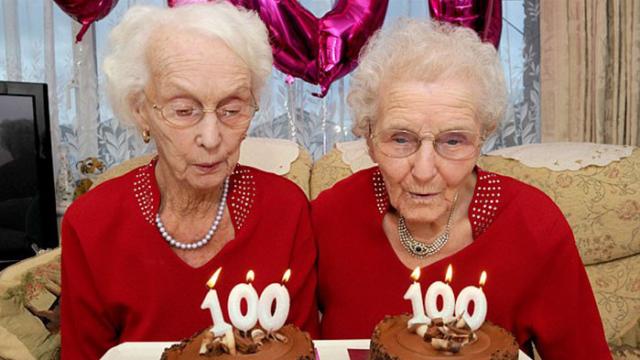 Dos mujeres soplando las velas.