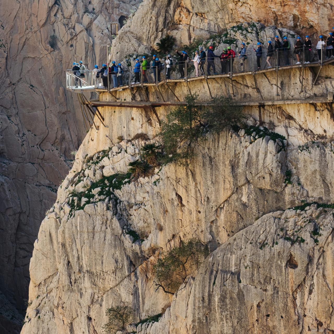 Senderistas recorriendo el Caminito del Rey.