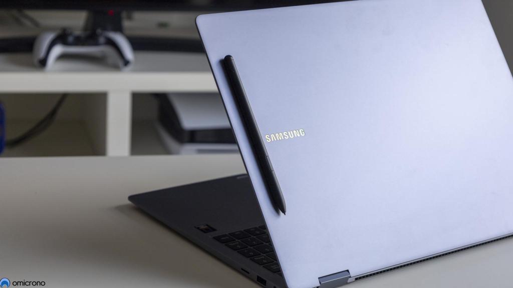 Galaxy Book4 Pro 360 con el S Pen acoplado.