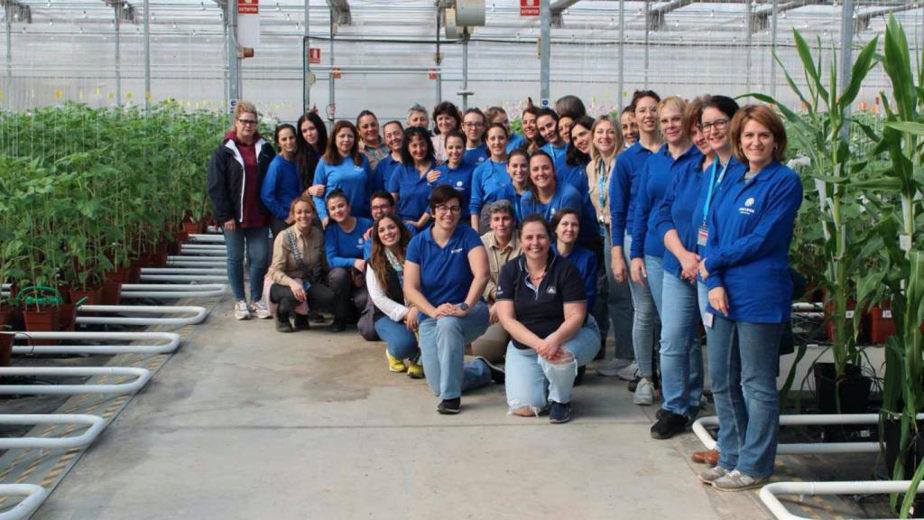Eva Guzmán junto a su equipo del invernadero del centro de La Rinconada en Sevilla.