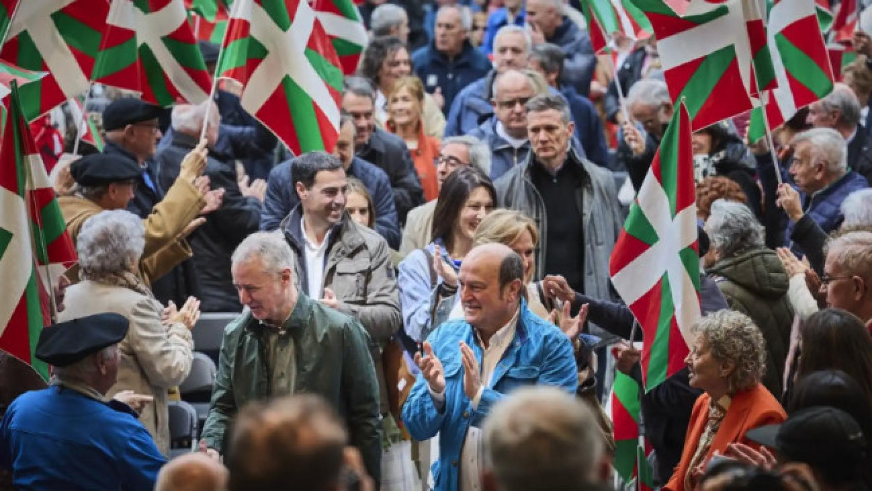 El lehendakari, Iñigo Urkullu, y el presidente del EBB del PNV, Andoni Ortuzar, acompañan al candidato jeltzale a las elecciones del 21-A, Imanol Pradales.