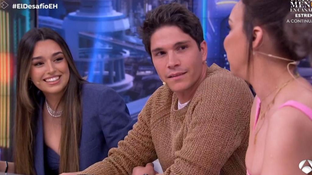 Pablo Castellano, con Marta Díaz y Chenoa a su lado, en 'El Hormiguero'.