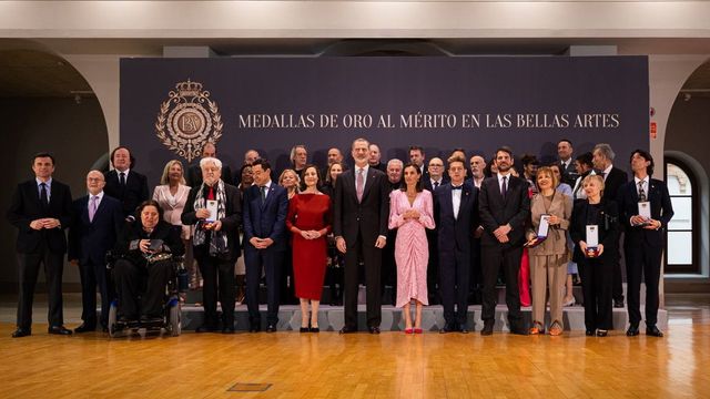 María José San Román, tercera por la derecha, junto a los premiados de 2022 que han recibido ahora su medalla.