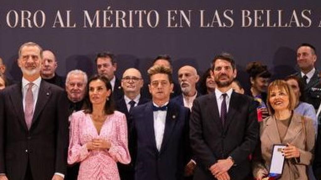 María José San Román, tercera por la derecha, junto a los premiados de 2022 que han recibido ahora su medalla.
