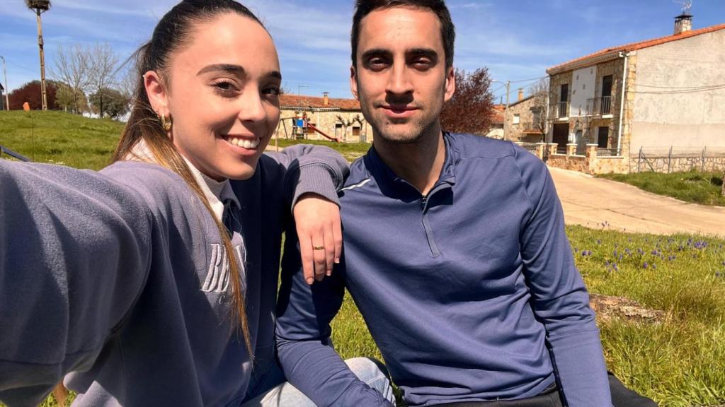 Los jóvenes catalanes Victoria Sancho y Gabriel Yáñez que han cambiado Barcelona por un pueblo de Soria de 10 habitantes