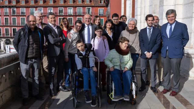 El alcalde de Valladolid, Jesús Julio Carnero, con algunos de los artistas participantes en la gala SuperArte