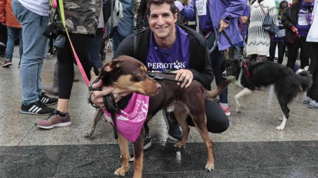 Julián Contreras junto a un perrito.