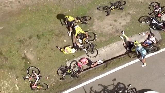 Jonas Vingegaard, en el suelo tras la dura caída en la Vuelta al País Vasco.