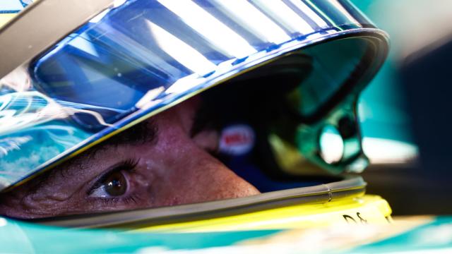 Fernando Alonso, con el casco de Aston Martin.