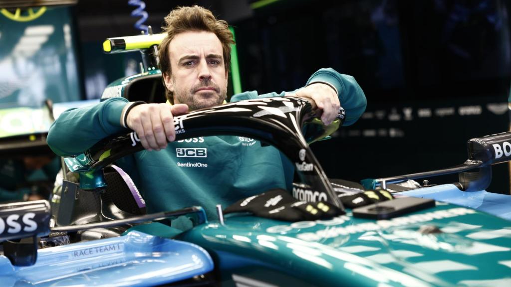 Fernando Alonso probando el asiento de su Aston Martin en Suzuka