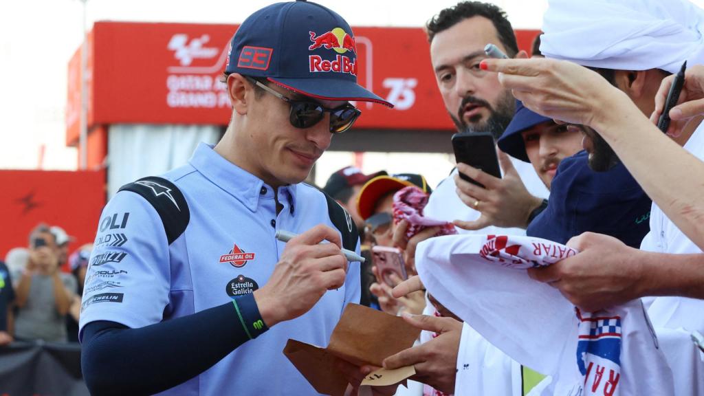 Marc Márquez firma autógrafos en el GP de Portimao.