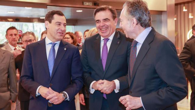 El vicepresidente de la CE, Margaritis Schinas, junto al presidente de la Junta, Juanma Moreno.