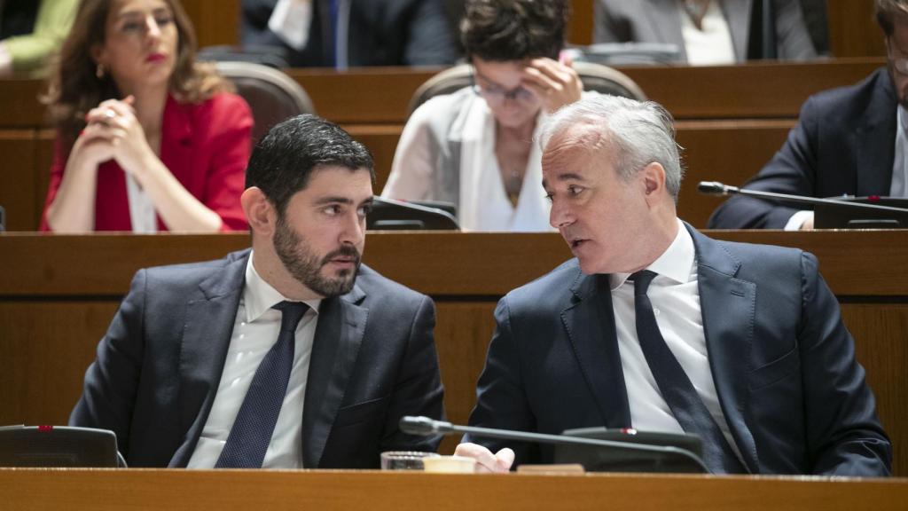 El vicepresidente del gobierno de Aragón, Alejandro Nolasco (Vox), conversa con el presidente, Jorge Azcón, este jueves en el pleno de las Cortes regionales en Zaragoza.