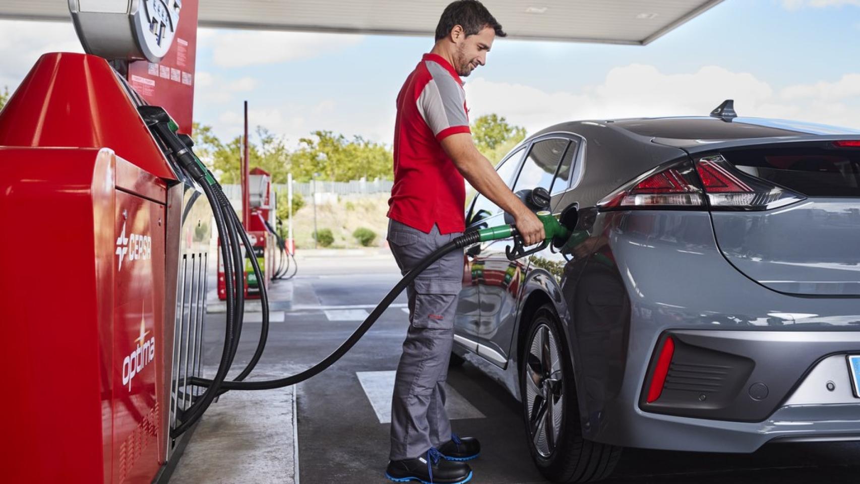 Un trabajador de Cepsa en una gasolinera