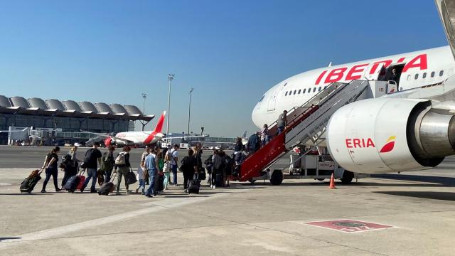 Pasajeros subiendo a un avión de Iberia