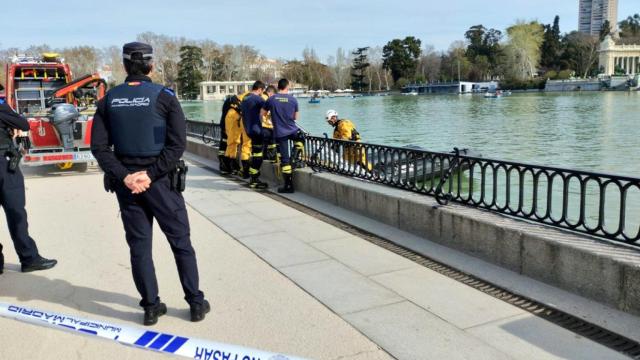 Los bomberos en El Retiro 'rescantando' el trofeo.