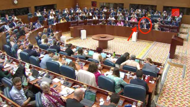 Miguel López Valverde votando en el escaño de Emilio Viciana en el pleno de septiembre.