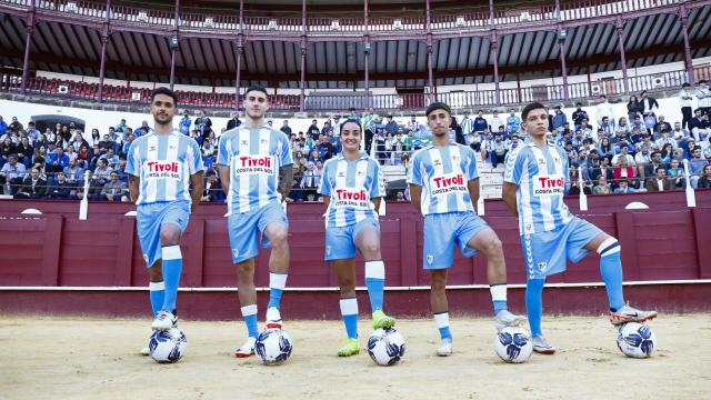 Varios jugadores del Málaga CF posan con la camiseta del 120 aniversario.