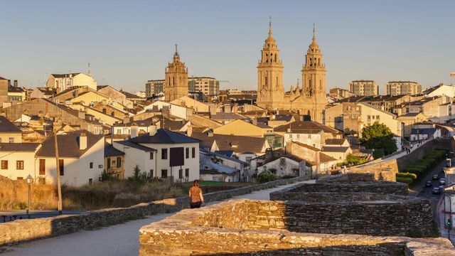 Una persona camina por la muralla de Lugo