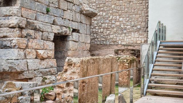 Monumento (s.II d.C.) que se halla enterrado en su mayor parte en Sagunto.