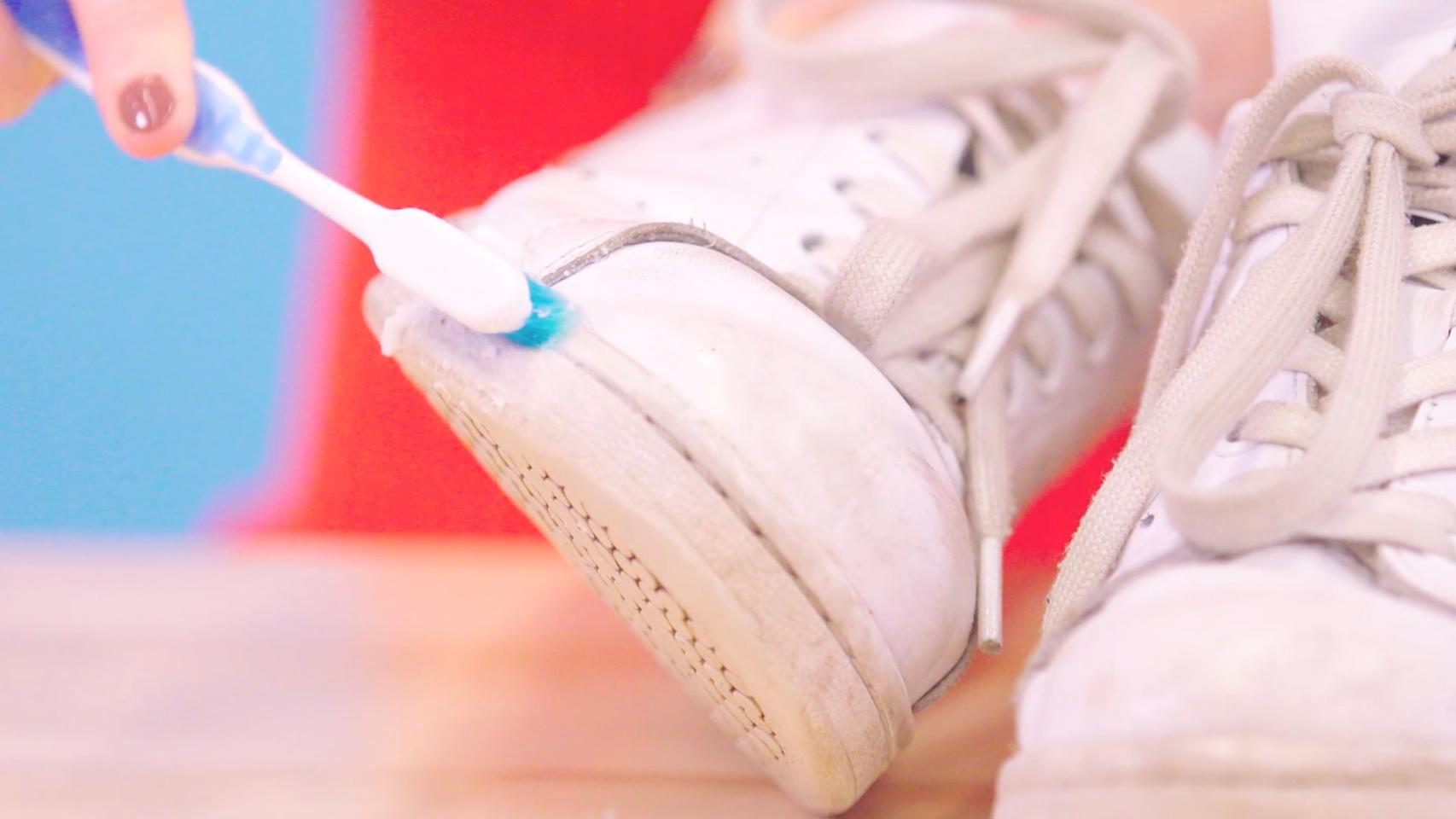 El ingrediente de tu cocina que deja la suela de tus zapatillas blancas.