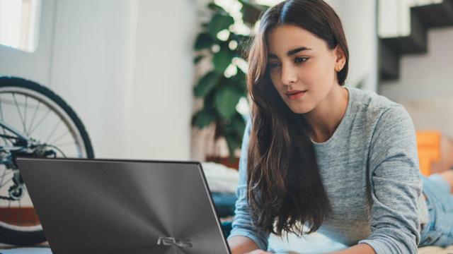 Pantalla OLED y 22 horas de autonomía: ahorra más de 400€ en la compra de este súper portátil Asus