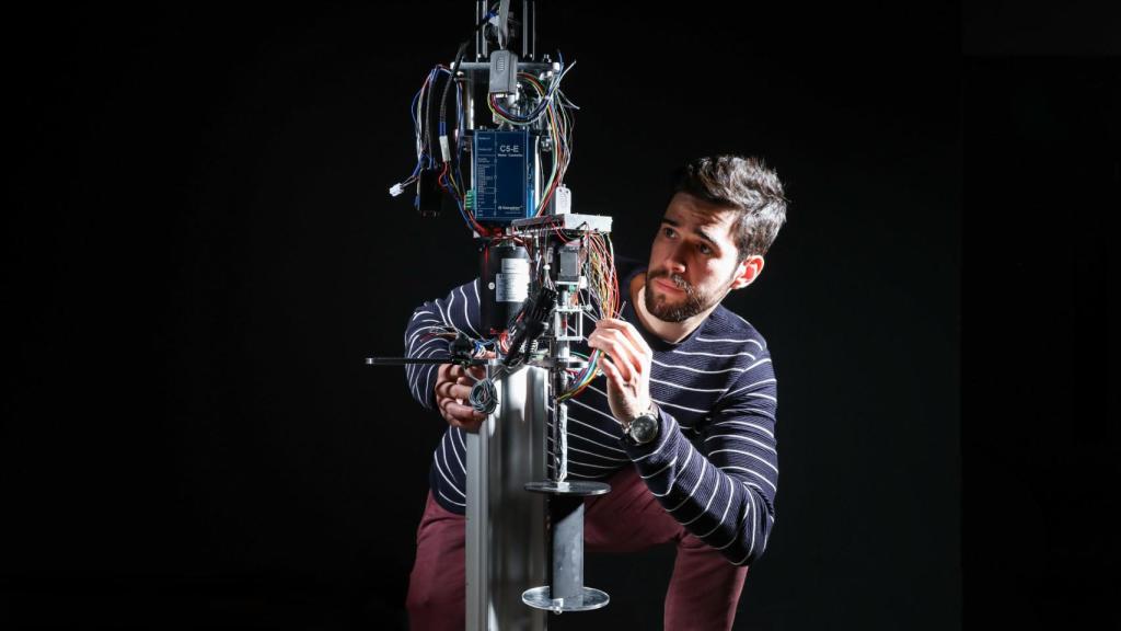 Sébastien Le Fouest junto a un prototipo de aerogenerador de palas verticales