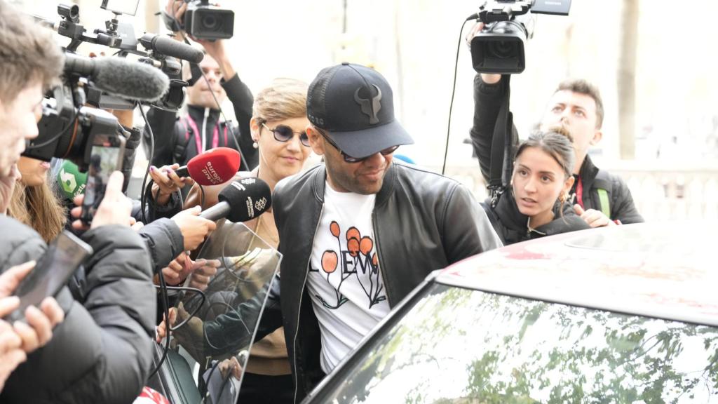 Dani Alves se mete en el coche ante las preguntas de los periodistas