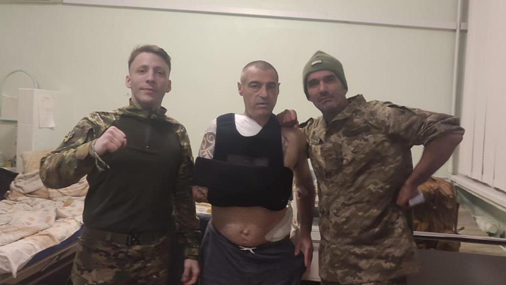Moisés, en el centro, junto a dos de sus compañeros de unidad.