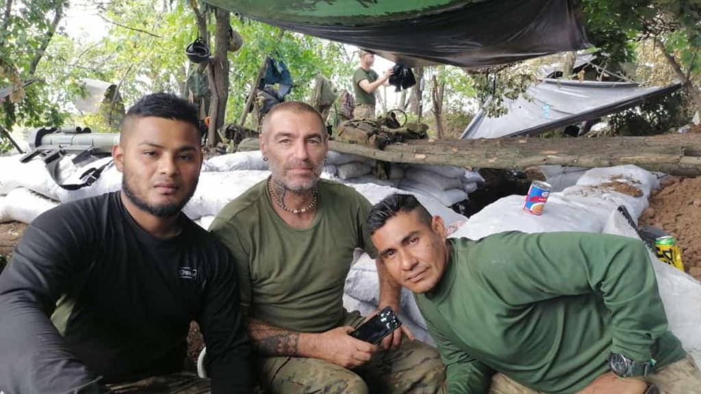 Moisés, en el centro, junto a varios de sus compañeros hispanos de unidad.
