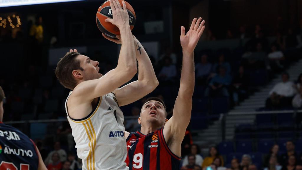Fabian Causeur anota en el partido ante el Baskonia.
