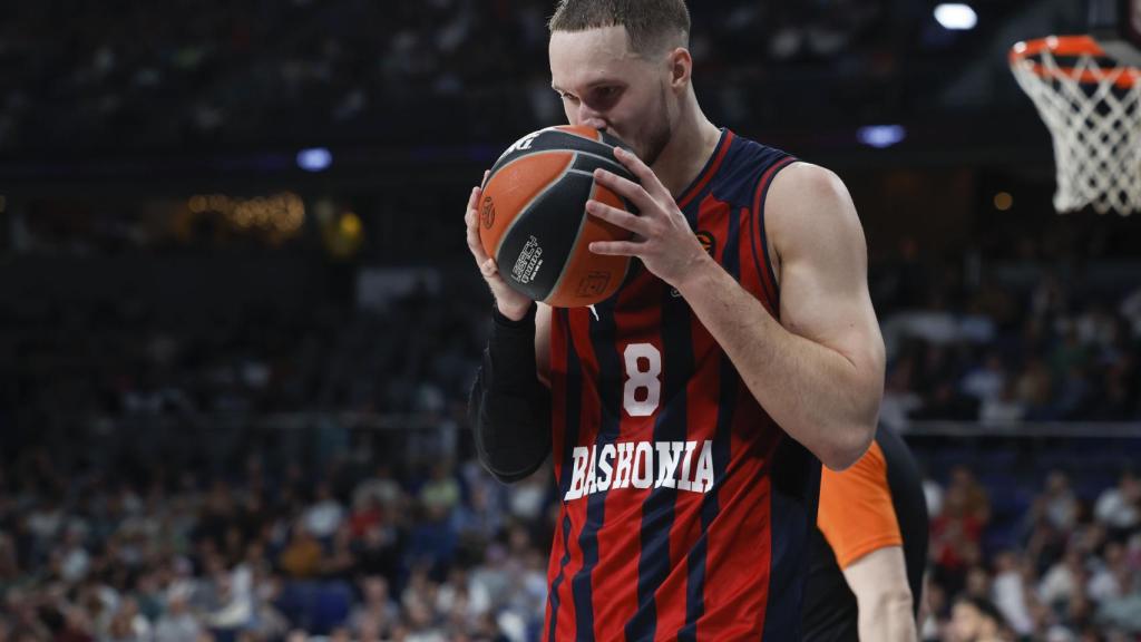 Sedekerskis, del Baskonia, con el balón en su poder.