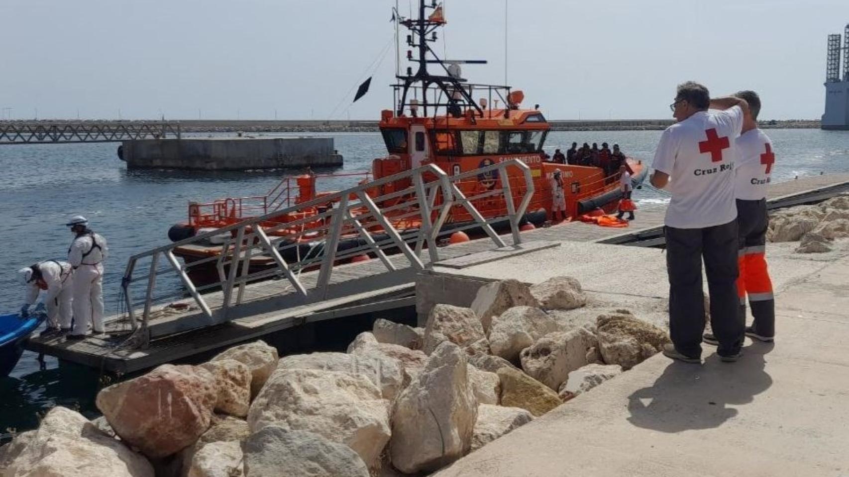 El rescate de una patera en el Puerto de Alicante, en una imagen de archivo.