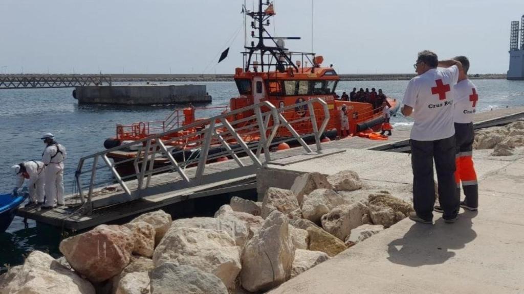 El rescate de una patera en el Puerto de Alicante, en una imagen de archivo.