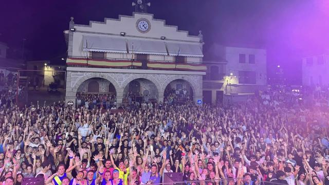 Una multitudinaria y animada verbena en Villarino de los Aires