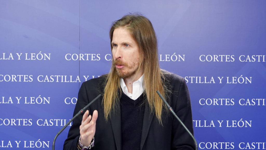 El procurador de Unidas Podemos, Pablo Fernández, durante una rueda de prensa en las Cortes.