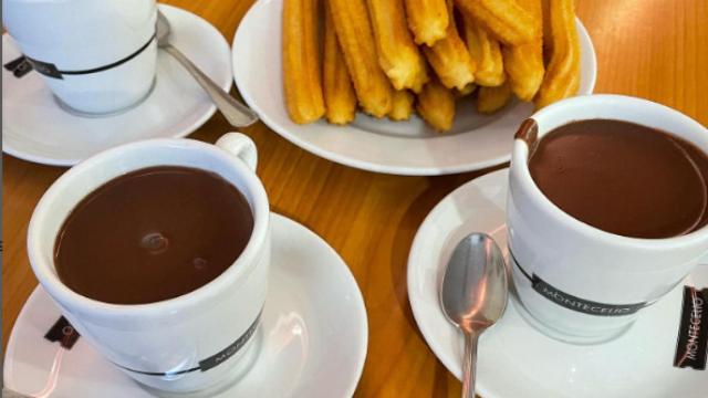 Churros con chocolate.
