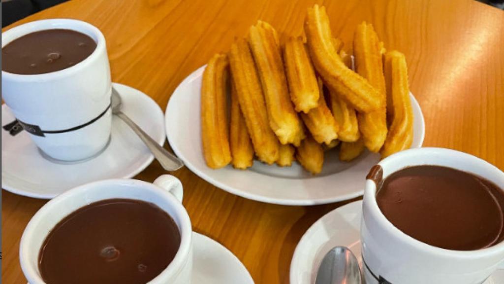Churros con chocolate.