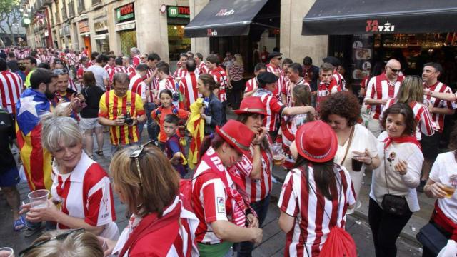 Aficionados del Athletic Club en la calle antes de un partido.