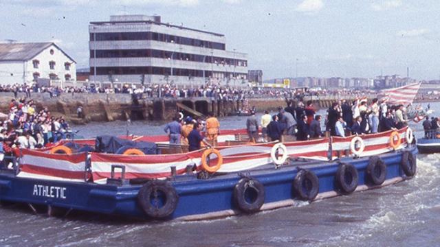 Celebración del Athletic por la ría de Bilbao en la Gabarra