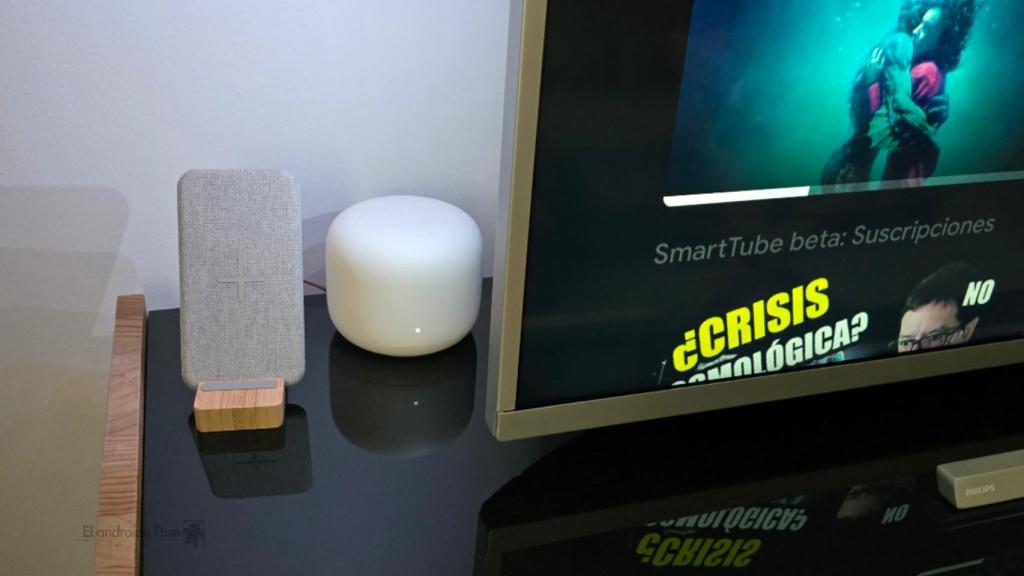 Cargador inalámbrico de IKEA conectado al puerto USB del televisor