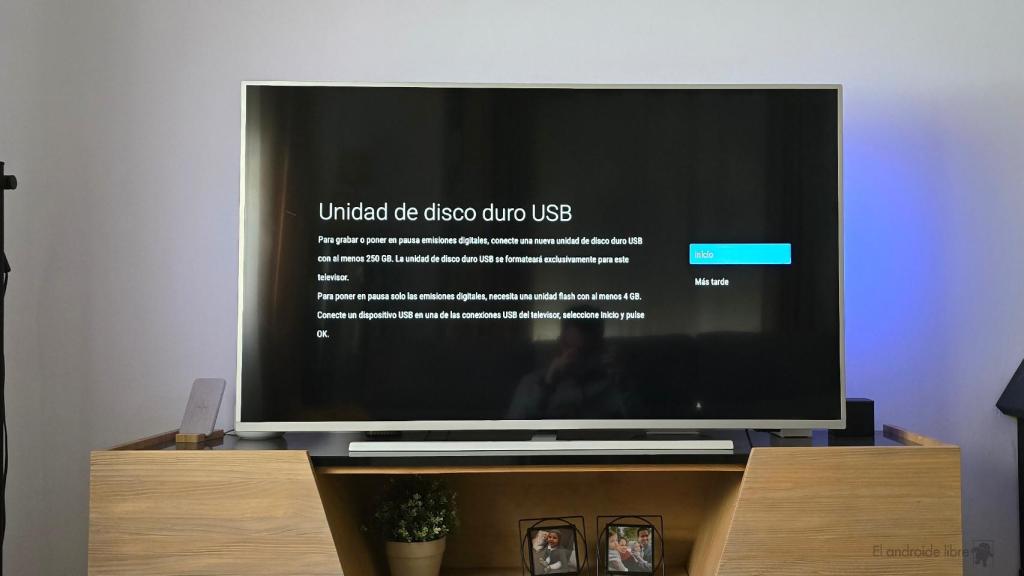 Televisor mostrando la interfaz del puerto USB