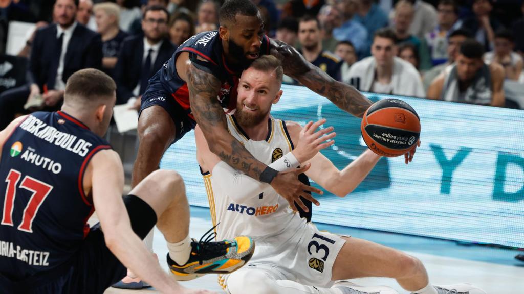 Musa, en el suelo, da un pase en el partido de la Euroliga ante el Baskonia.