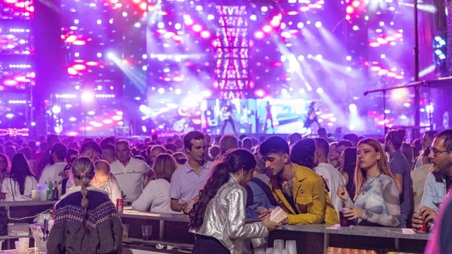 Numeroso público disfrutando de un concierto de la orquesta Panorama.