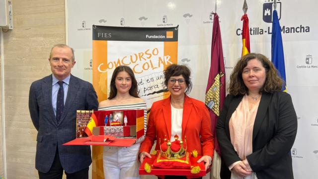Gema Patiño (segunda por la izquierda) junto a Rafael Guardans, María del Mar Torrecillay Elena Gallego, de izquierda a derecha.