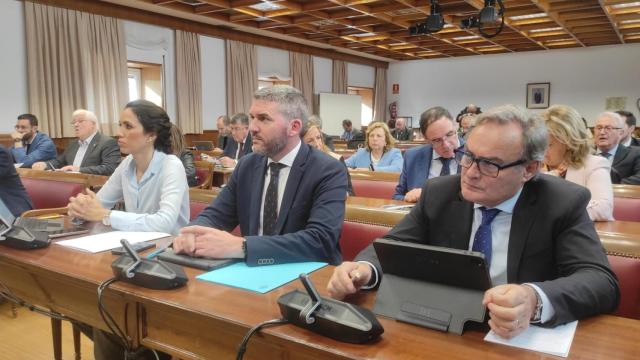 El senador Antonio Luengo (centro) durante la comparecencia del ministro Luis Planas en el Senado.