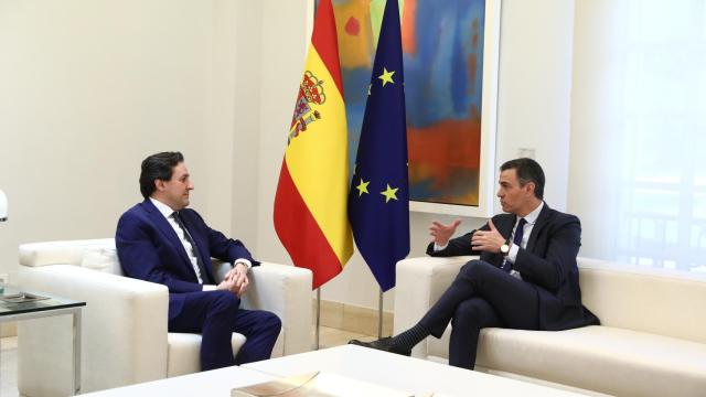 El presidente del Gobierno, Pedro Sánchez, y el director de IBM Research, Darío Gil, durante la firma del acuerdo. Pool Moncloa/Fernando Calvo