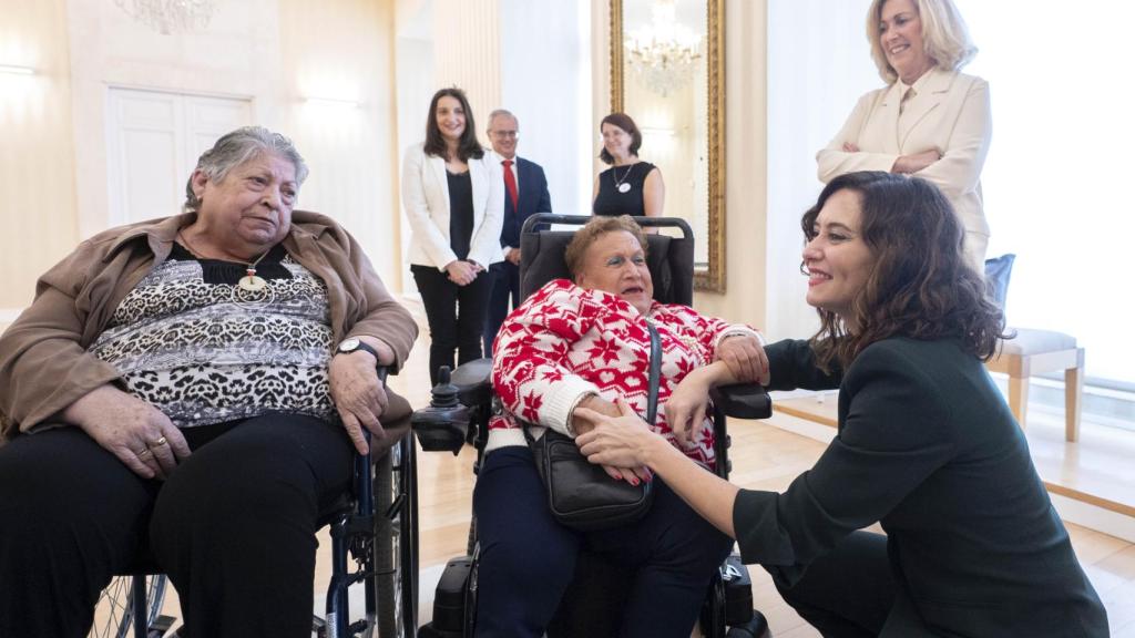 La presidenta de la Comunidad de Madrid, Isabel Díaz Ayuso, saluda a un grupo de usuarios de la Residencia de Mayores, Amavir Nuestra Casa.